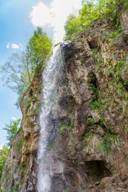 Bal şelalelerinin üzerinden düşen suyun görüntüsü. Şelalenin adı, eski zamanlarda şelalenin yakınındaki kayalarda yuva yapmış arıların olduğu yerel bir efsaneden geliyor..