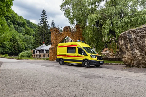 Una Nueva Ambulancia Amarilla Llegó Una Llamada Punto Turístico Región —  Fotos de Stock