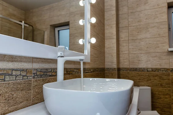 Das Innere Des Badezimmers Mit Einem Großen Beleuchteten Spiegel Begehbarer — Stockfoto