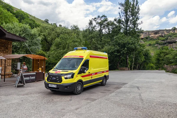 Karachay Cherkessia Julio Una Nueva Ambulancia Amarilla Llegó Una Llamada —  Fotos de Stock