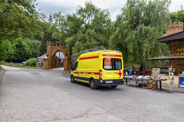 Karachay Cherkessia Julio Una Nueva Ambulancia Amarilla Llegó Una Llamada — Foto de Stock