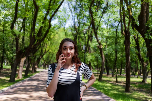 Una Encantadora Adolescente Pelirroja Está Caminando Través Parque Ciudad Hablando —  Fotos de Stock