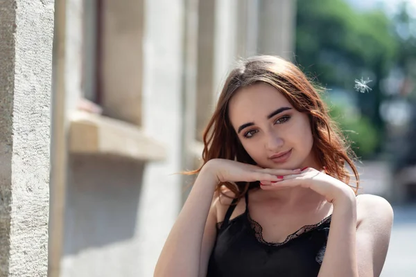 Encantadora Menina Adolescente Ruiva Parque Posando Para Câmera — Fotografia de Stock