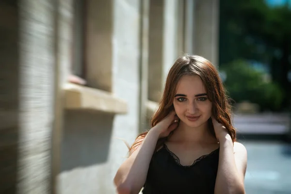 Encantadora Menina Adolescente Ruiva Parque Posando Para Câmera — Fotografia de Stock