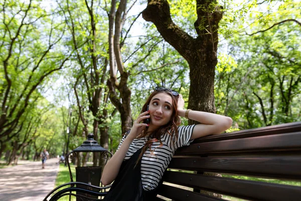 Encantadora Chica Pelirroja Sentada Banco Parque Hablando Por Teléfono Móvil —  Fotos de Stock