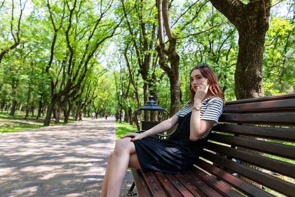 Affascinante Ragazza Dai Capelli Rossi Seduta Una Panchina Parco Parlare — Foto Stock