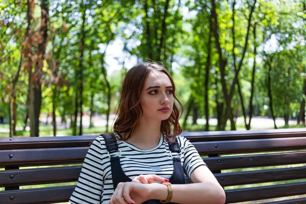 Uma Menina Ruiva Bonita Sentada Banco Parque Olha Para Seu — Fotografia de Stock