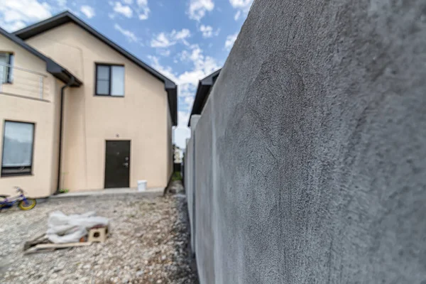 Mur Clôture Bordée Stuc Sur Fond Nouvelle Maison Campagne Beige — Photo