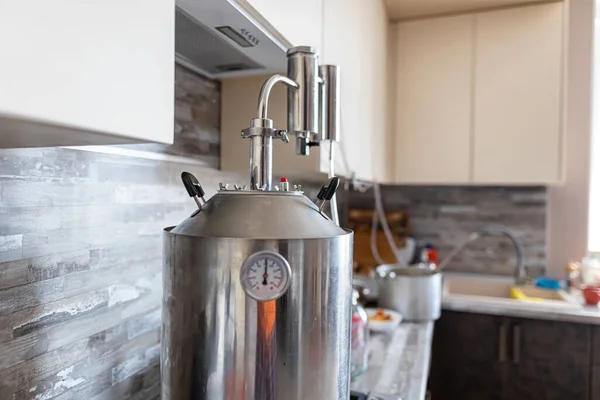 Large Moonshine Still Thermometer Stands Gas Stove Spacious Bright Kitchen — Stock Photo, Image