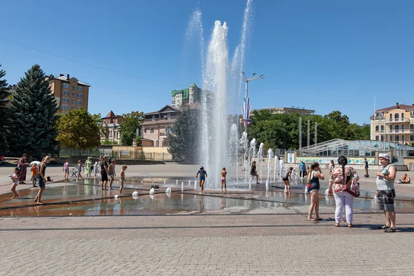 Essentuki 8月19日 孩子们在度假地公园入口处中央广场的喷泉下玩耍 2020年8月19日 俄罗斯埃森图基 — 图库照片