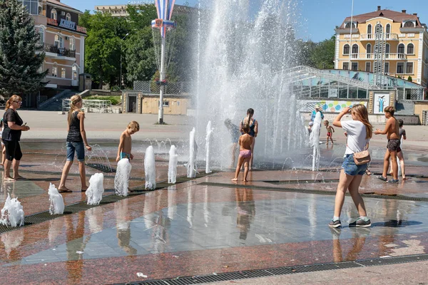Essentuki 8月19日 孩子们在度假地公园入口处中央广场的喷泉下玩耍 2020年8月19日 俄罗斯埃森图基 — 图库照片