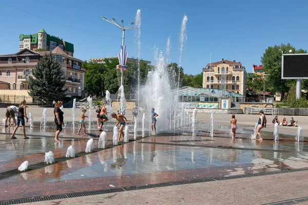 Essentuki Agosto Bambini Giocano Sotto Fontana Nella Piazza Centrale All — Foto Stock