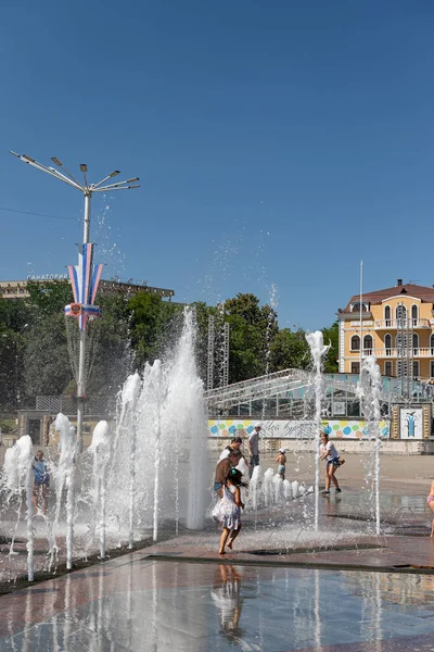 Essentuki Agosto Crianças Brincam Debaixo Fonte Praça Central Entrada Resort — Fotografia de Stock