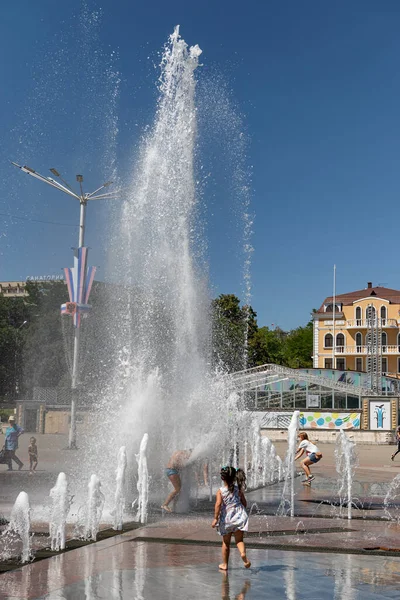 Essentuki Agosto Bambini Giocano Sotto Fontana Nella Piazza Centrale All — Foto Stock