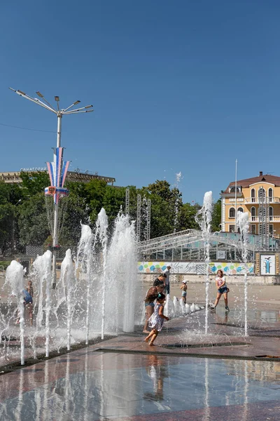 Essentuki Agosto Crianças Brincam Debaixo Fonte Praça Central Entrada Resort — Fotografia de Stock