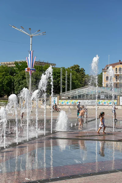 Essentuki Agosto Bambini Giocano Sotto Fontana Nella Piazza Centrale All — Foto Stock