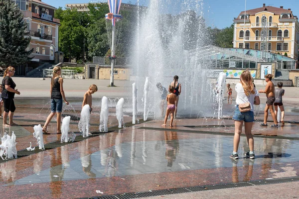 Essentuki August Kinder Spielen Unter Dem Brunnen Auf Dem Hauptplatz Stockbild