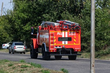 Ural 4320 şasesi üzerinde büyük kırmızı bir itfaiye aracı acil çağrı için yol boyunca gidiyor. 05 Eylül 2020, Mineralnye Vody, Rusya.