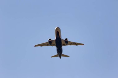 Aeroflot 'un Sukhoi süper jeti 100-95B uçuş numarası RA-89045. Yerden bak. 05 Eylül 2020, Mineralnye Vody, Rusya.