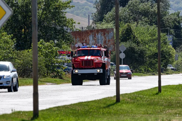 Mineralnye Vody Wrzesień Duży Czerwony Wóz Strażacki Podwoziu Ural 4320 — Zdjęcie stockowe