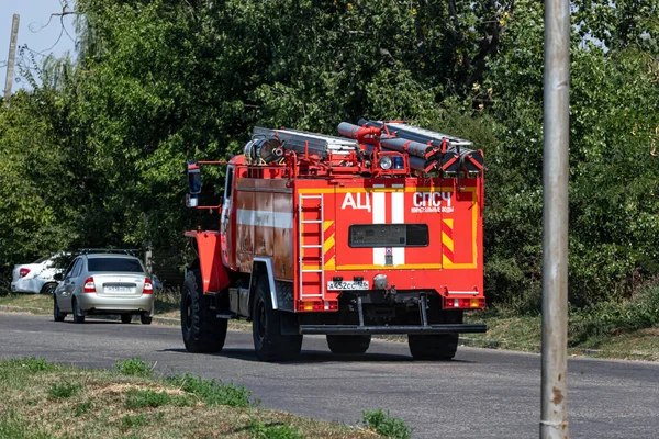 Ural 4320 şasesi üzerinde büyük kırmızı bir itfaiye aracı acil çağrı için yol boyunca gidiyor. 05 Eylül 2020, Mineralnye Vody, Rusya.