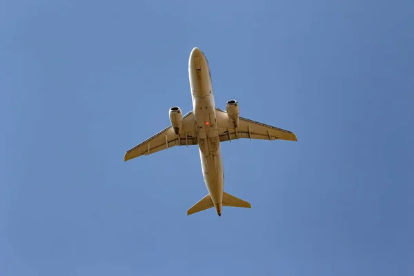 Letadlo Dvěma Turbínami Přeletí Nad Pozorovatelem Během Startu — Stock fotografie