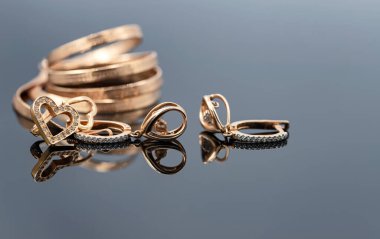 Zarif kadın mücevherleri: küpeler ve zincirler