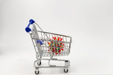 Coronavirüs salgını nedeniyle süpermarketlerden alışveriş yapma tehlikesi