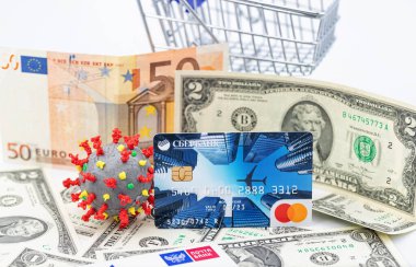 ESSENTUKI - 20 EYLÜL: bir alışveriş arabasında bir Coronavirus modeli ve bir VISA Bank kartı. 20 Eylül 2020 Essentuki, Rusya.