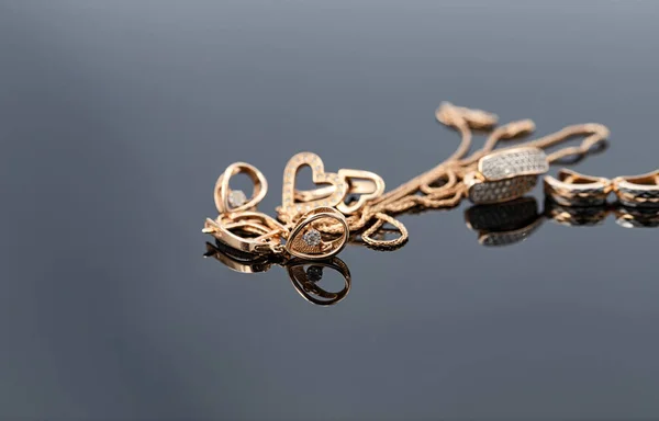 Zarif Kadın Mücevherleri Küpeler Zincirler — Stok fotoğraf