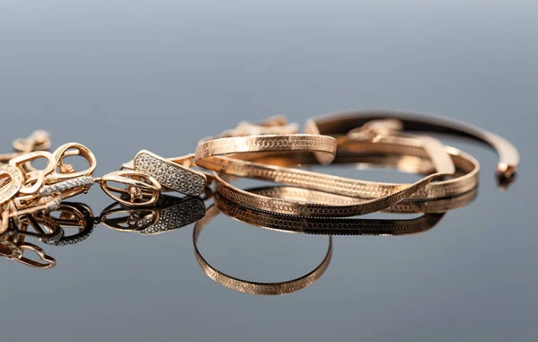 Eleganter Goldschmuck Für Frauen Ohrringe Und Ketten — Stockfoto