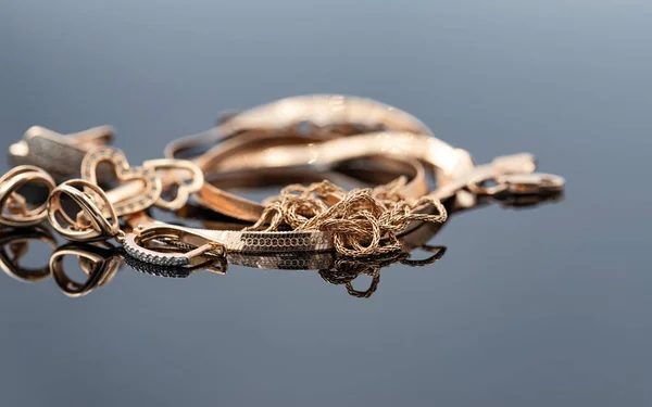 优雅的女人的黄金珠宝 耳环和项链 — 图库照片