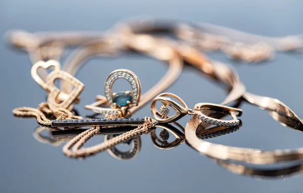 Eleganter Goldschmuck Für Frauen Ohrringe Und Ketten — Stockfoto