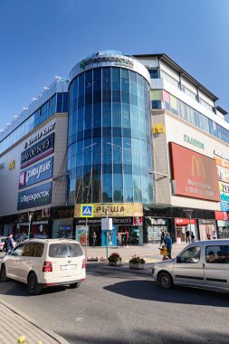 PYATIGORSK - 10 Ekim: Alışveriş ve eğlence kompleksi galerisi cephesi çok sayıda reklam levhası ile. 10 Ekim 2020, Pyatigorsk, Rusya.