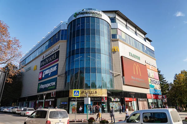 Pyatigorsk Outubro Fachada Complexo Compras Entretenimento Galeria Com Grande Número — Fotografia de Stock