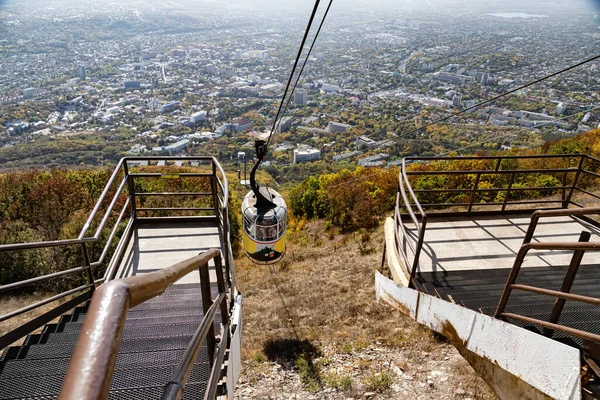 Pyatigorsk Οκτωβριου Καλώδια Για Αναρρίχηση Στο Κατάστρωμα Παρατήρησης Στην Κορυφή — Φωτογραφία Αρχείου