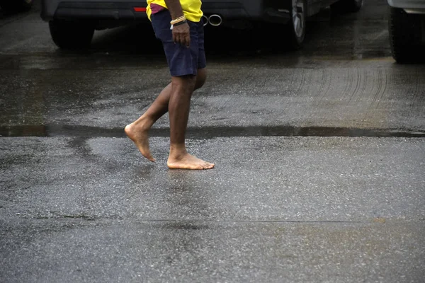 Adam sokakta yalınayak.