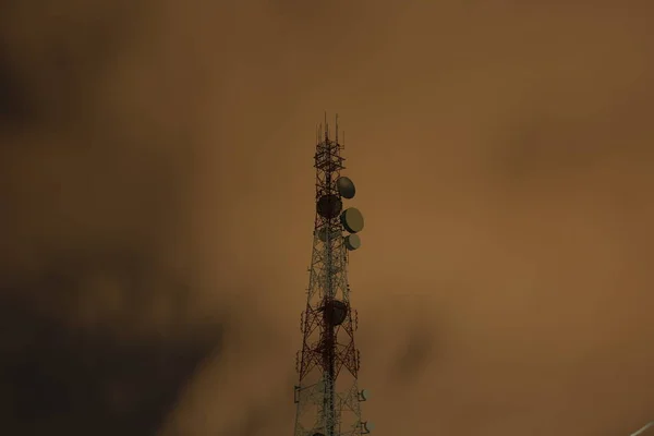 Telekomünikasyon Kule Anten Uydu Çanağı Günbatımı Gökyüzü Arka Plan — Stok fotoğraf