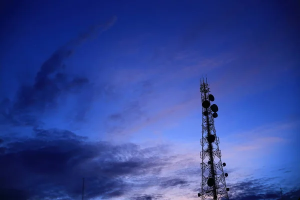 Telekommunikation Tornet Antenn Och Satellit Skålen Sunset Himmel Bakgrund — Stockfoto