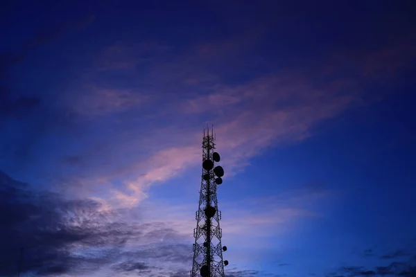 Torre Telecomunicazione Antenna Parabola Satellitare Tramonto Cielo Sfondo — Foto Stock