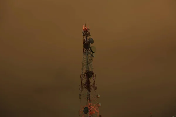Telekomünikasyon Kule Anten Uydu Çanağı Günbatımı Gökyüzü Arka Plan — Stok fotoğraf