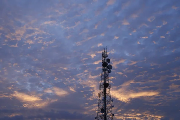 Torre Telecomunicações Antena Antena Parabólica Pôr Sol Céu Fundo — Fotografia de Stock