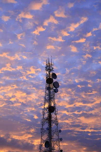 Torre Telecomunicações Antena Antena Parabólica Pôr Sol Céu Fundo — Fotografia de Stock