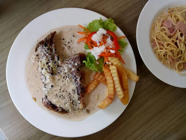 Steak Sapi Panggang Pada Piring — Stok Foto