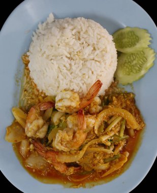 Kızarmış pirinç karides arka arka plan üzerinde köri ile.