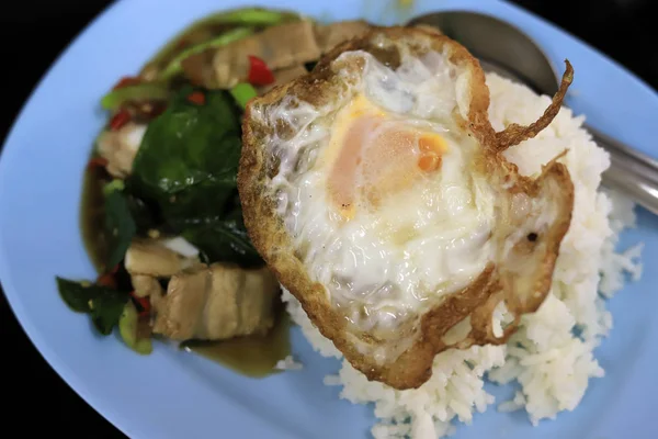 Ρύζι Ανακατεύετε Τηγανητό Κινέζικο Λάχανο Τραγανό Χοιρινό Και Τηγανητό Αυγό — Φωτογραφία Αρχείου