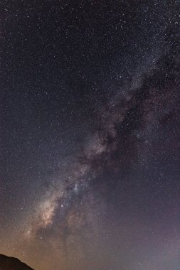 Gece sahnesi samanyolu arka planı.