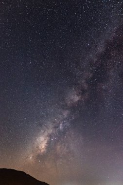 Gece sahnesi samanyolu arka planı.