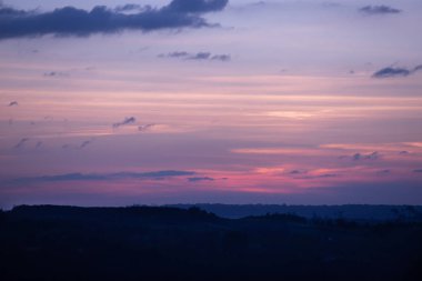 Mavi mor renkli sabah güneş ışığı ve günbatımı gökyüzü turuncu.