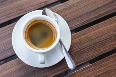 Espresso Kahve ahşap tepsi, siyah arka planda.